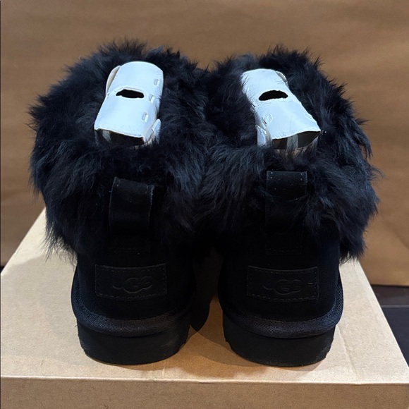 UGG CLASSIC ULTRA MINI CHALET IN BLACK SZ 9 NEW IN BOX